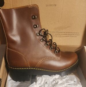 New!! Size 11 Women Dr. Martens Leona Platform Boots